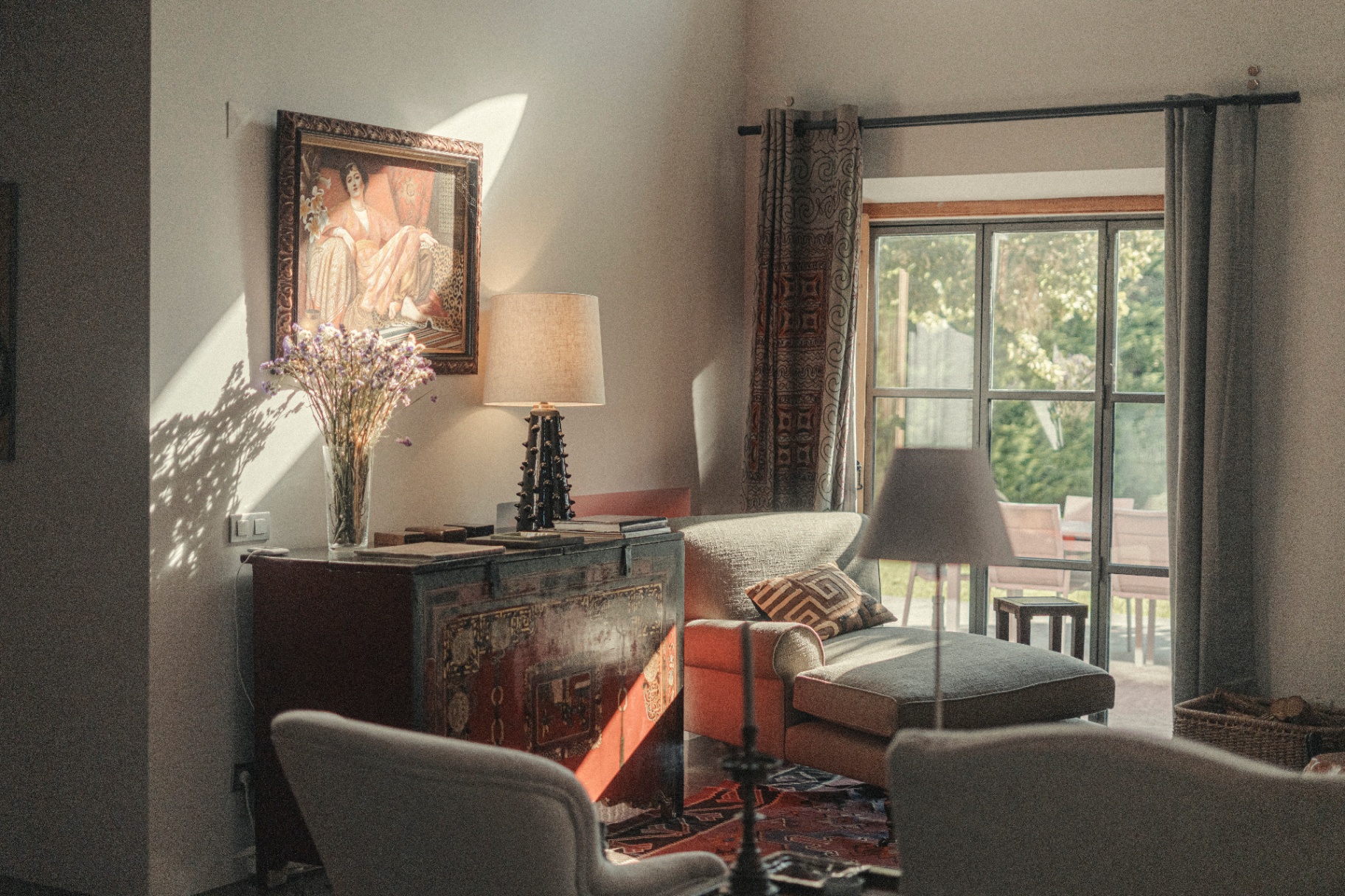 Sitting room with dried flowers and garden view